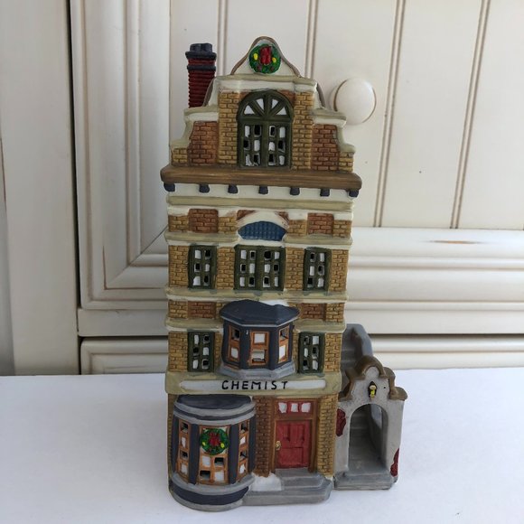 Vintage Dickens Collectibles 1995 Towne Series Chemist & Tea Shoppe House - Picture 1 of 14